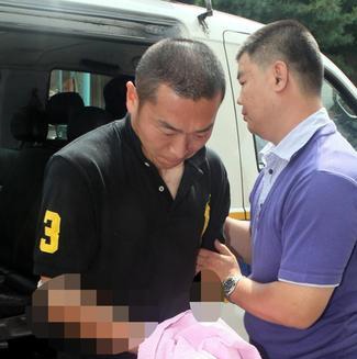 ▲ 지난해 7월 16일 만취상태에서 경찰관과 경비원에게 폭력을 행사한 정수근(롯데 자이언츠)이 17일 오전 부산지법 동부지원에 도착, 법정으로 향하고 있는 모습.  ⓒ 연합뉴스