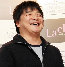 ▲ 14일 LG트윈스와 SK와이번스의 프로야구 경기에 한 미모의 여성과 동석, 관람해 화제를 모으고 있는 개그맨 윤정수. ⓒ 연합뉴스