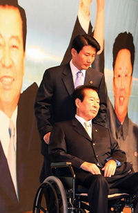 ▲ 김대중 전 대통령이 지난 11일 서울 여의도 63빌딩에서 열린 6.15 남북공동선언 9주년 기념식에서 특별연설 하기 위해  연단에 오르고 있다 ⓒ연합뉴스