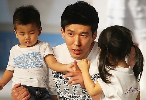 ▲ 션과 두 아이들의 다정한 한 때.&nbsp;&nbsp; ⓒ 연합뉴스