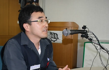 ▲ 금속노조 현대차지부장인 윤해모 지부장이 15일 올해 임금 및 단체협상 와중에 갑자기 사퇴의사를 밝혔다. 장규호 노조의 공보부장이 관련 입장을 설명하고 있다.&nbsp; ⓒ 연합뉴스