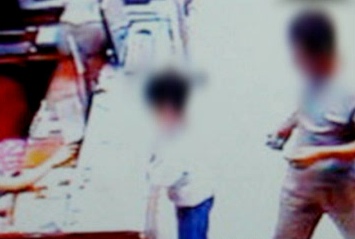 ▲ 지난 4일 병원 CCTV화면을 통해 공개된, 이씨가 A군을 데리고 병원에 갔다가 다시&nbsp;나오는 장면.&nbsp;&nbsp; ⓒ 뉴데일리