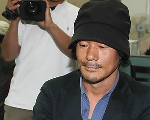 ▲ 대마초를 피운 혐의로 구속된 배우 오광록이 15일 오전 서울 남대문 경찰서에서 조사를 받고 있다.  ⓒ 연합뉴스