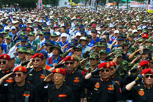 ▲ '북핵폐기,반국가세력척결국민대회' 식전행사에서 거수경례하고 있는 참석자들 ⓒ 뉴데일리 