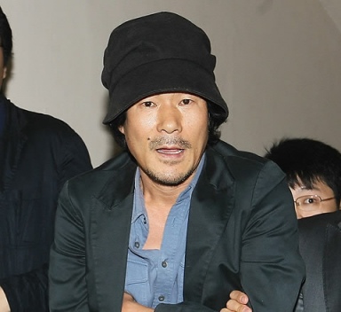 ▲ 대마초를 피운 혐의로 구속된 배우 오광록이 15일 오전 서울 남대문 경찰서에 조사를 받기 위해 출두하고 있는 모습.  ⓒ 연합뉴스