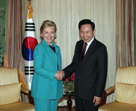 ▲ 한미정상회담 참석차 미국 워싱턴에 도착한 이명박 대통령은 15일(현지시간) 숙소인 영빈관 '블레어 하우스'에서 힐러리 클린턴 미 국무장관을 비롯한 버락 오바마 행정부 핵심관료들을 연이어 접견했다. ⓒ 뉴데일리