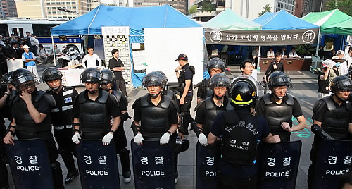 ▲ 경찰이 15일 노무현 전 대통령 분향소가 마련된 덕수궁 대한문 앞에 서있다 ⓒ 연합뉴스