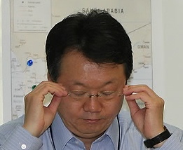 ▲ 예멘 북부 사다에서 납치된 국제의료자원봉사단체 '월드와이드 서비스' 단원 9명중 일부가 숨진채 발견됐다고 외신들이 보도하고 있는 가운데 외교통상부 이준규 재외동포 영사대사가 15일 오후 열린 대책회의에 굳은 표정으로 참석하고 있다.&nbsp; ⓒ 연합뉴스