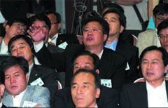 ▲ ▲ 송대성 소장이 북핵관련 주제의 강연에 앞서 ‘고 노무현 전 대통령의 조문객들 가운데 꾼이 있다’는 요지의 발언을 하자 정태근 의원이 “북핵 관련 강의나 하라”며 고함을 지르고 있다. 