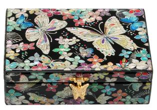 ▲ 16일(미국 현지시간) 한미정상회담에 앞서 이명박 대통령과 버락 오바마 미국 대통령은 각각 한국 사계절이 담김 사진집과 루스벨트 전 대통령의 저서를 선물로 교환한다. 사진은 오바마 대통령의 첫째딸 말리아를 위해 준비한 자개보석함. ⓒ 뉴데일리