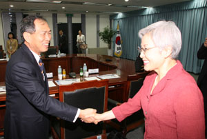 ▲ 이경자 위원(어른쪽)이 죠셉 살랑 간둠 말레이시아 정보통신문화부 차관을 만나 악수를 나누고 있다. ⓒ 뉴데일리