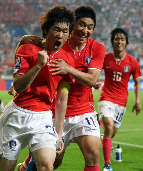 ▲ 17일 오후 서울 상암 월드컵 경기장에서 열린 2010 남아프리카공화국 월드컵 아시아지역 최종예선 8차전 대한민국 대 이란의 경기에서 후반 박지성이 동점골을 작렬시킨 뒤 포효하고 있다. ⓒ 연합뉴스