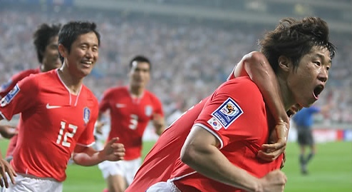 ▲ 17일 오후 서울 상암 월드컵 경기장에서 열린 2010 남아프리카공화국 월드컵 아시아지역 최종예선 8차전 대한민국 대 이란의 경기 후반 박지성이 동점골을 넣은 후 동료들과 환호하고 있다. ⓒ 연합뉴스