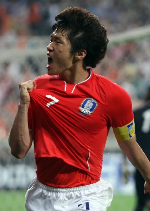 ▲ 17일 오후 서울 상암 월드컵 경기장에서 열린 2010 남아프리카공화국 월드컵 아시아지역 최종예선 8차전 대한민국 대 이란의 경기에서 후반 박지성이 동점골을 작렬시킨 뒤 포효하고 있다. ⓒ 연합뉴스