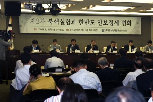 ▲ 18일 서울 중구 프레스센터에서 열린 '제2차 북핵실험과 한반도 안보정세 변화' 학술회의 발표자들. 왼쪽부터 이미숙 기자, 구본학 김태현 남주홍(사회) 김진무 김경수 첨덕빈 교수. ⓒ 뉴데일리