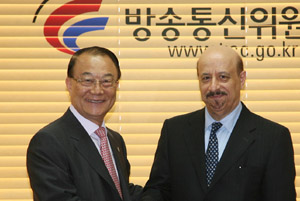 ▲ 최시중 방송통신위원회 위원장과 사우디아라비아 압둘라만 알 자파리 통신정보기술위원회 위원장. ⓒ 뉴데일리