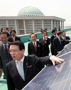 ▲ 국회 태양광발전설비 준공식이 열린 18일 국회도서관 옥상에서 김형오 국회의장과 의원들이 태양광발전설비를 둘러보고 있다. &nbsp;ⓒ 연합뉴스