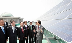 ▲ 국회는 저탄소 녹색성장 정책에 동참하는 차원에서 연간 발전량 3만9000kWh규모의 태양광 발전설비를 설치 했다. ⓒ 연합뉴스