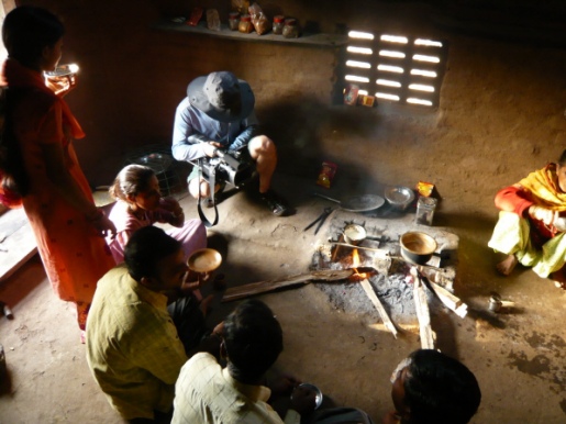 ▲ 집 안에 있는 화덕에서 밥을 짓는 인도 여성들, 곧 집 안 전체에 매캐한 연기가 가득찬다. 인도에서는 밥을 지을 때 발생하는 연기 때문에 1년에 수십 만명 이상이 폐질환으로 고통받고 있다.   ⓒ EBS 다큐프라임