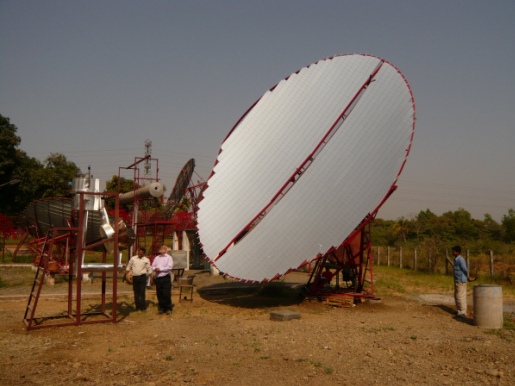 ▲ 가디아 솔라 센터에 있는 독일의 쉐플러 씨가 발명한 쉐플러 조리기, 큰 접시 모양의 판 처럼 생긴 이것은 '햇빛 아궁이' 라고도 불리며, 해가 떠 있는 동안 스스로 해를 쫓아 다니며 열을 모은다.&nbsp; ⓒ EBS 다큐프라임