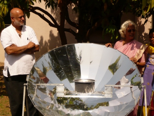 ▲ 디터 조리기에 대해 설명하고 있는 가디아 씨 부부. 독일인 디터씨가 발명한 디터 조리기는 가정용 태양열 조리기다. 조리기 위에 음식이 담긴 냄비를 앉어 놓으면 10 분 내에 조리가 완료된다. 디터 조리기의 보급으로 인도 여성들은 안전하게 생활하고 생산적인 일에 시간을 보낼 수 있게 되었다.&nbsp; ⓒ EBS 다큐프라임