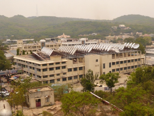 ▲ 최대 규모의 힌두 사원 티루물라 사원 옥상의 쉐플러 조리기. 인도 남부 티루파티시에 있는 최대 규모의 힌두사원인 티루물라 사원에서는 106개의 태양 집열 접시판으로 구성된 쉐플러 조리기 하나로 한 끼에 3만 명, 하루 최대 10만 명 분의 식사를 해결하고 있어 이 분야에 기네스 북에 올라 있다.&nbsp; ⓒ EBS 다큐프라임