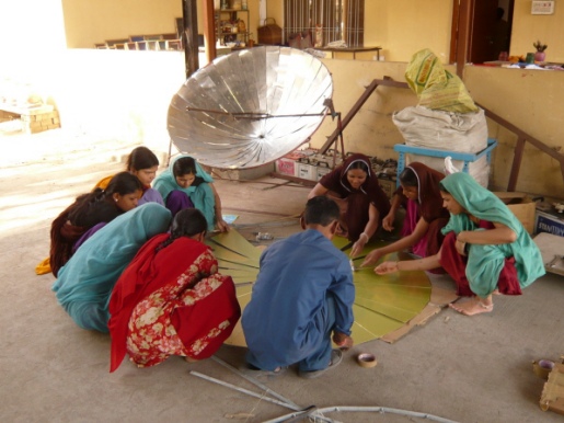 ▲ 발리 학교의 태양열 조리기 제작 수업. 산골에 사는 15세 이상 미취학 여성들의 자립을 위해 설립된 발리 학교. 이곳에서는 자립 에너지에 관한 교육도 시행하고 있다. 직접 태양열 조리기를 제작하는 수업을 통해 여성들은 그들의 삶을 바꿀 수 있는 길을 열어 나간다.&nbsp;&nbsp; ⓒ EBS 다큐프라임