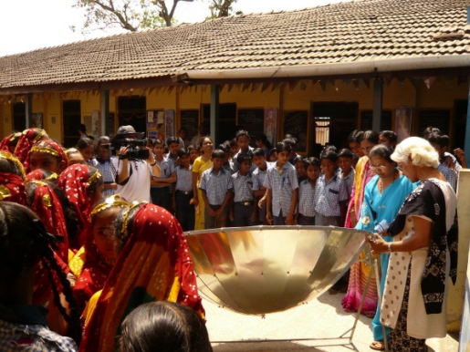 ▲ 발리 학교의 태양열 조리기 제작 수업. 산골에 사는 15세 이상 미취학 여성들의 자립을 위해 설립된 발리 학교. 이곳에서는 자립 에너지에 관한 교육도 시행하고 있다. 직접 태양열 조리기를 제작하는 수업을 통해 여성들은 그들의 삶을 바꿀 수 있는 길을 열어 나간다.&nbsp;&nbsp; ⓒ EBS 다큐프라임