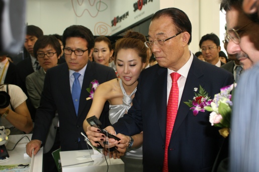 ▲ 17일 개막한 '월드 IT쇼 2009'를 찾은 최시중 방송통신위원장과 외국 방송통신 관계장관들이 KT의 'SHOW 모바일 서비스'를 시연해보고 있다.&nbsp;&nbsp; ⓒ 뉴데일리