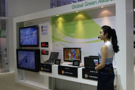 ▲ 삼성전자가 선보인 친환경 LED모니터와 노트북PC 등 전자제품. 美 EPEAT GOLD 인증을 받은 제품들이다. 사진 왼쪽은 삼성전자의 저전력 LED TV. 소비전력을 40~50% 절감시켰고 기존 LED공정 시 가장자리에 뿌리는 스프레이를 사용하지 않은 점이 특징. 이중사출이라는 고유의 방식으로 유해물질 발생을 최소화 했다. 사진 오른쪽은 2008년 국가환경경영대상 대통령상을 수상한 삼성전자의 컬러레이저 프린터. 기존 모델 대비 에너지 효율을 37% 개선했으며 45dB의 저소음에 수은, 납, 카드뮴 등 6대 유해물질이 제품 공정에 들어가지 않은 제품이다.&nbsp; ⓒ 뉴데일리
