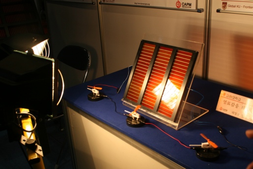 ▲ 고려대학교 태양광정보소재 연구센터에서 염료감응 태양전지 시제품을 테스트하고 있다. &nbsp;ⓒ 뉴데일리