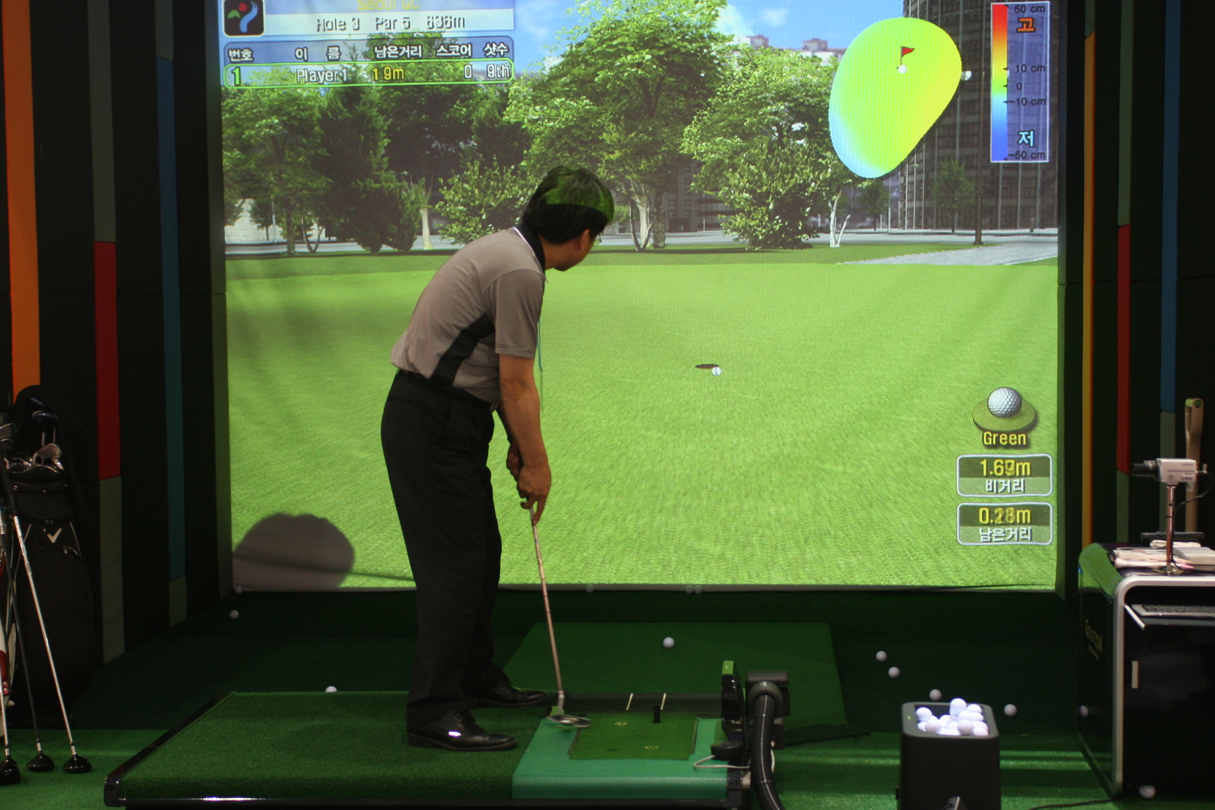 ▲ 골프 시뮬레이터 기업 골프존이 지난 17일 '월드 IT 쇼'에서 선보인 스크린 골프가 관람객들에게 높은 호응을 얻었다.  ⓒ 뉴데일리