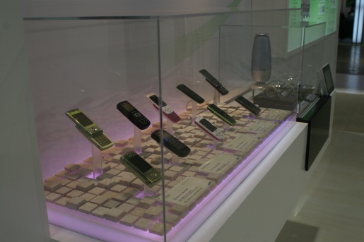 ▲ 친환경 바이오 플라스틱으로 제조된 삼성전자의 휴대폰. 맨 왼쪽 녹색빛을 띤 휴대폰은 옥수수 추출물로 만든 케이스가 적용된 제품으로서 용도폐기시 기존 플라스틱과는 달리 자연분해가 잘 이뤄지는 것이 특징. 현재 국내에 시판중인 제품이다. 첫번째줄 왼쪽에서 두번째 제품은 태양광으로 충전가능한 일명 태양광폰으로 국내엔 출시되지 않았다. 인도와 파키스탄에서 시판되고 있으며 태양열에 1시간 정도 노출시키면 8분 정도 통화가 가능하다.&nbsp; ⓒ 뉴데일리