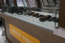 ▲ 모바일 히스토리관에 과거에 쓰였던 희귀 휴대전화들이 전시돼 눈길을 끌었다.&nbsp;&nbsp;&nbsp;ⓒ 뉴데일리