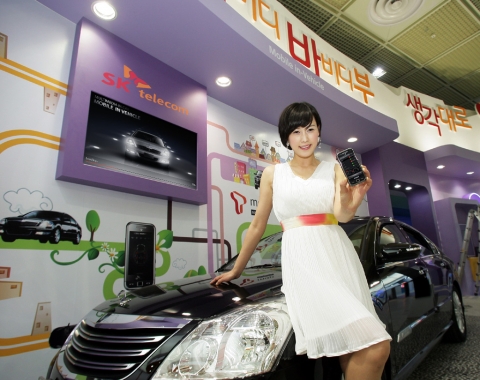 ▲ SK텔레콤 홍보모델이 휴대전화로 자동차를 제어하는 'Mobile in Vehicle'을 시연하고 있다.&nbsp; ⓒ 뉴데일리