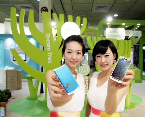 ▲ SK텔레콤이 이번 '월드 IT 쇼'에서&lsquo;아름다운 재단&rsquo;과 공동으로 현장에서 중고 휴대폰 수거를 하고 폐휴대폰을 가져온 이들에게 태양광 충전기를 선물하는 이벤트를 펼쳐 눈길을 끌었다.&nbsp;&nbsp;ⓒ 뉴데일리