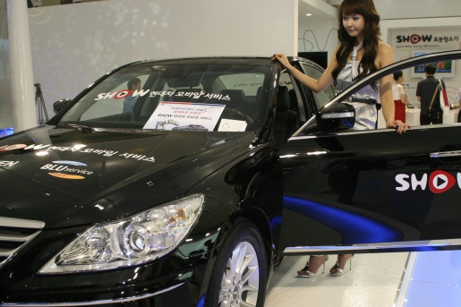 ▲ 세계 최초로 상용화된 차량진단제어서비스인 'show 현대차 모바일 서비스'를 도우미가 재현해 보고 있다.&nbsp; ⓒ 뉴데일리