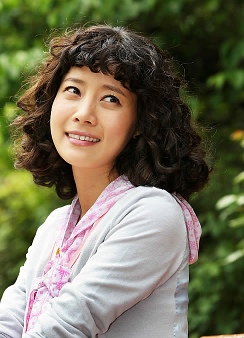 ▲ KBS 2TV 새 주말 연속극 '솔약국집 아들들'에서 순수함을 간직한 동네 소아과 간호사 &lsquo;김복실&rsquo; 역으로 출연하고 있는 탤런트 유선.&nbsp; &nbsp;ⓒ&nbsp;연합뉴스