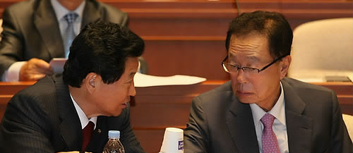 ▲ 22일 오후 국회에서 열린 한나라당 의원총회에서 자리에 앉아 있던 박희태 대표와 안상수 원내대표가 심각한 표정으로 대화하고 있다. ⓒ연합뉴스