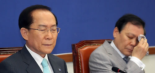 ▲ 자유선진당 이회창 총재가 22일 서울 국회에서 열린 당 의원총회에서 6월 임시국회 한나라당 단독 강행 움직임과 관련, 류근찬 원내대표의 발언을 눈을 감은채 듣고 있다. ⓒ연합뉴스