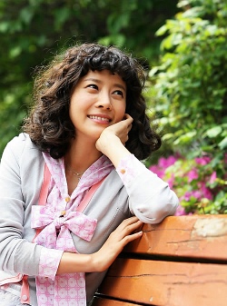 ▲ KBS 2TV 새 주말 연속극 '솔약국집 아들들'에서 순수함을 간직한 동네 소아과 간호사 &lsquo;김복실&rsquo; 역으로 출연하고 있는 탤런트 유선.&nbsp; ⓒ 연합뉴스