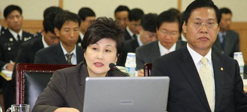 ▲ 국회 국토해양위원회의 해양경찰청 국정감사에서 질의하고 있는 전여옥 한나라당 의원. ⓒ연합뉴스