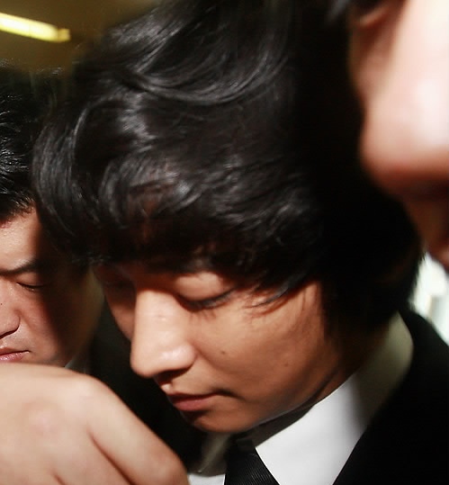 ▲ 마약 투약 혐의로 불구속 기소된 배우 주지훈이 최종 선고 공판을 받기 위해 23일 오전 서초동 서울중앙지법에 들어서고 있다.  ⓒ 연합뉴스