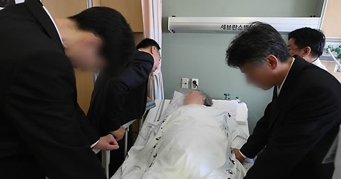 ▲ 23일 오전 연세대 세브란스병원에서 국내 처음으로 연명치료를 중단하는 방식의 존엄사가 시행되고 있다. 사진은 인공호흡기를 떼어낸 뒤 사망에 이르는 김 할머니(77)를 지켜보는 가족과 의료진의 모습. 김 할머니는 작년 2월 폐암 여부를 확인하기 위한 조직검사를 받다 과다 출혈에 따른 뇌손상으로 식물인간 상태에 빠졌으며, 환자의 자녀들은 기계장치로 수명을 연장하지 않는 것이 평소 어머니의 뜻이라며 소송을 제기, 대법원에서 최종 승소했다.&nbsp; ⓒ 연합뉴스