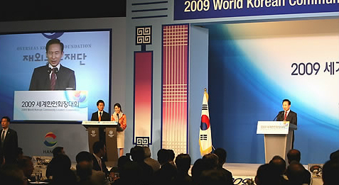 ▲ 이명박 대통령은 23일 서울 광장동 쉐라톤 워커힐호텔에서 열린 '2009 세계한인회장 대회'에 참석, 