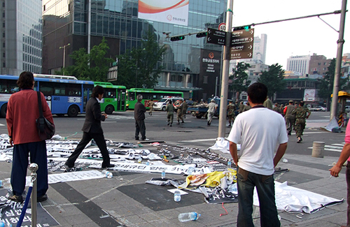 ▲ 국민행동본부와 고엽제전우회 회원들이 24일 오전 서울 대한문 앞에 설치됐던 노무현 전 댙    대통령 분향소를 철거하고 돌아가고 있는 모습 ⓒ 사진=독립신문 제공