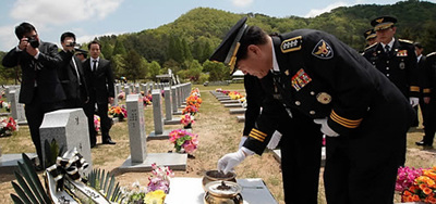 ▲ 지난 5월, 고 김남훈 경사의 묘지를 참배하는 강희락 경찰청장. ⓒ 연합뉴스  