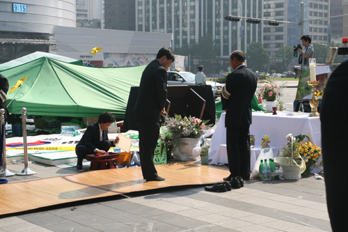 ▲ 24일 서울 대한문 앞에 설치된 노무현 전 대통령 분향소가 철거당한 후 현장모습ⓒ 뉴데일리