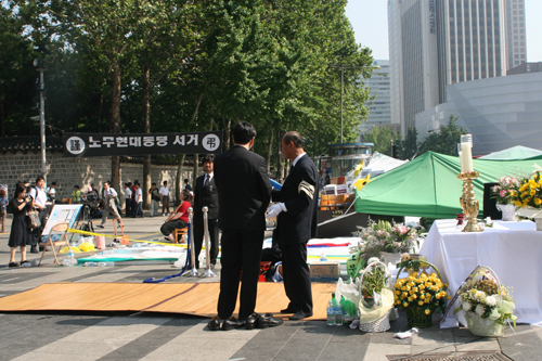 ▲ 서울 대한문 앞에 설치된 노무현 전 대통령 분향소가 철거당한 후 현장모습 ⓒ 뉴데일리