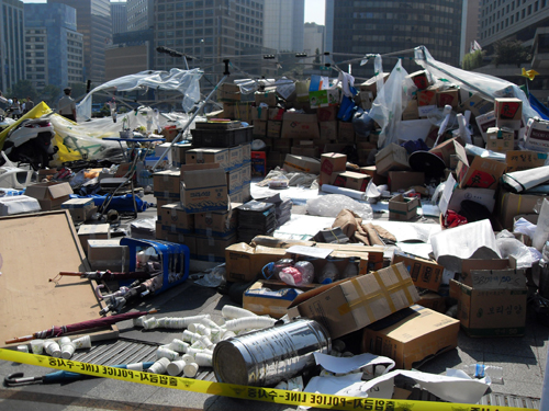 ▲ 분향소에서 썼던 물품들이 어지럽게 놓여있다 ⓒ 뉴데일리